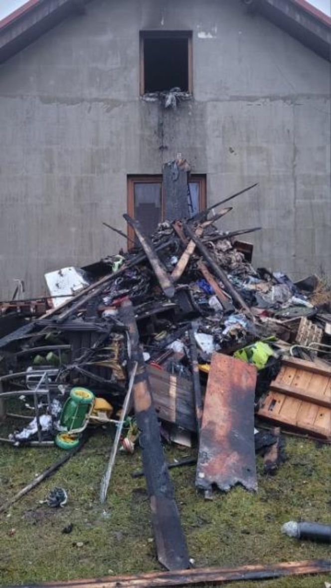 Ogień pojawił się o świcie. Rodzina straciła wszystko. "Nie mają dokąd wrócić"