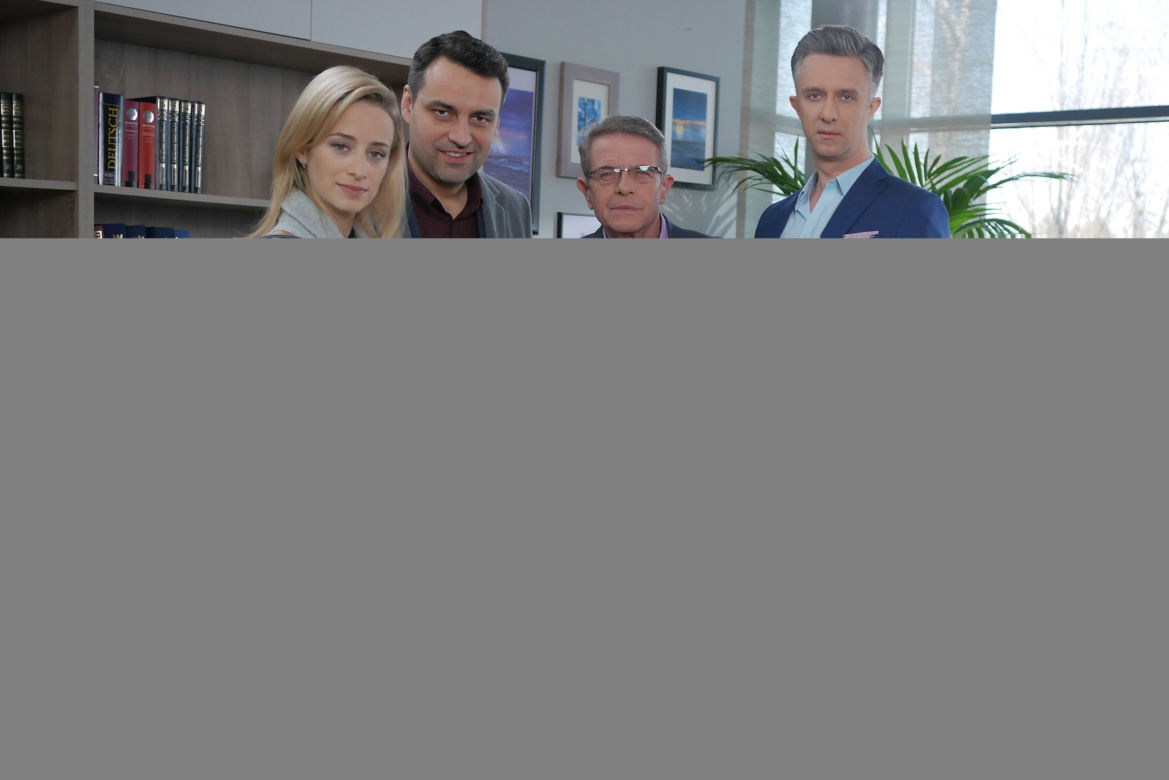 Pierwsza miłość odcinek 2481, Artur (Łukasz Płoszajski), Zbigniew Matejka, Sabina (Urszula Dębska), Aleks (Tomasz Mandes)