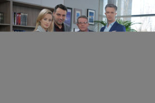 Pierwsza miłość odcinek 2481, Artur (Łukasz Płoszajski), Zbigniew Matejka, Sabina (Urszula Dębska), Aleks (Tomasz Mandes)