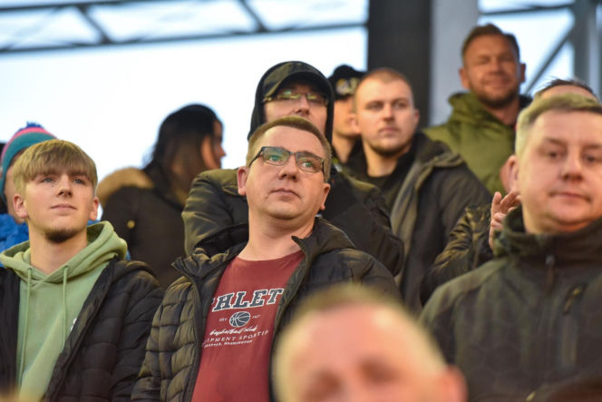 PRES Grupa Dewloperska Toruń - Abramczyk Polonia Bydgoszcz, zdjęcia kibiców i zawodników z pożegnania Adriana Miedzińskiego