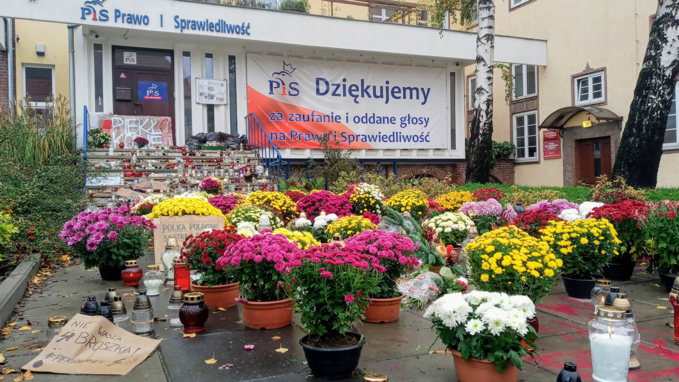 Chryzantemy i znicze pod siedzibą PiS w Szczecinie