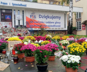 Chryzantemy i znicze pod siedzibą PiS w Szczecinie