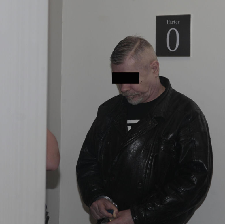 Zjadł flaki i zasztyletował ratownika. Szokujące tłumaczenie w sądzie!