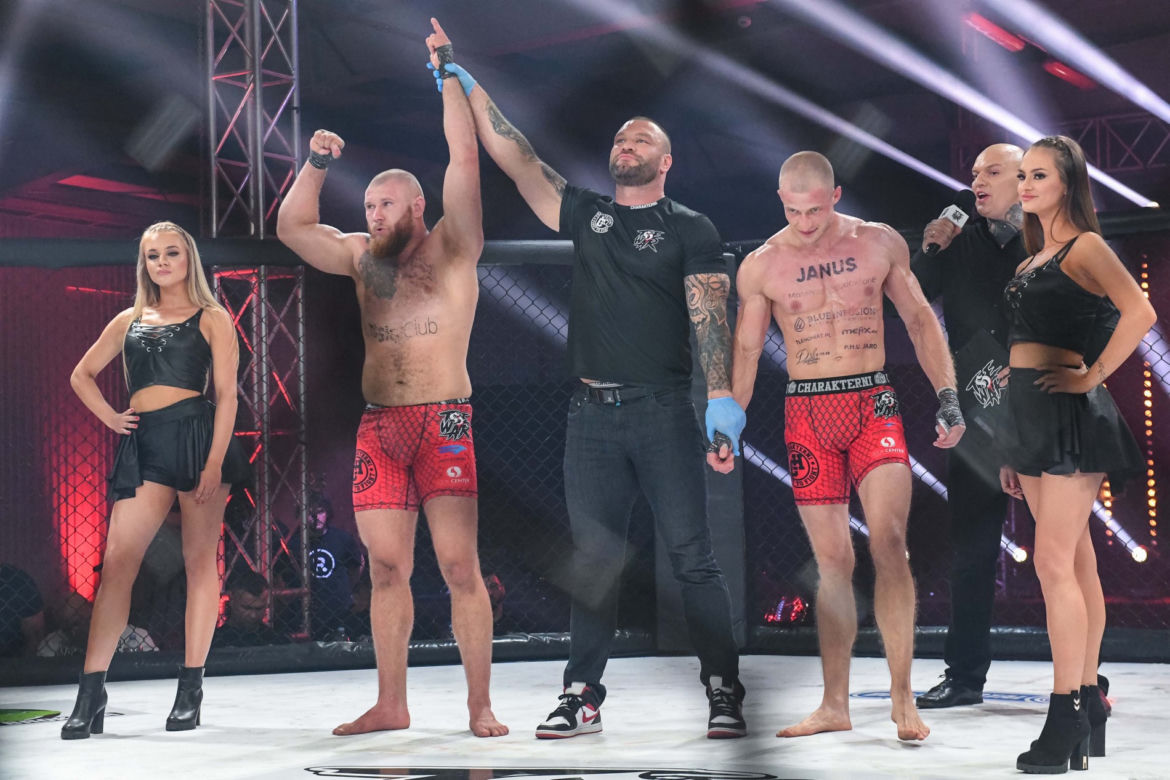 Krew lała się na pierwszej toruńskiej gali walk na gołe pięści 