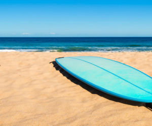 Dramatyczne chwile na Pomorzu. Trwają poszukiwania 35-letniego surfera z Bydgoszczy. Jego deskę znaleziono na plaży