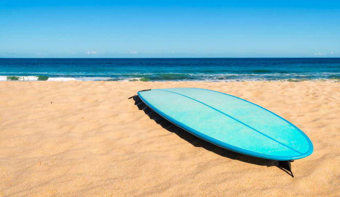 Dramatyczne chwile na Pomorzu. Trwają poszukiwania 35-letniego surfera z Bydgoszczy. Jego deskę znaleziono na plaży