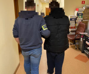 Młodzi oszuści internetowi wyłudzali przesyłki i chowali je przed rodzicami pod łóżkiem