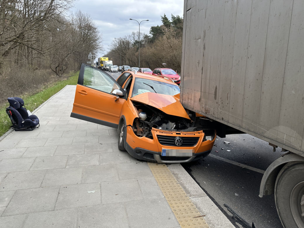 Wiozła małe dziecko, wjechała pod ciężarówkę. Dramatyczny wypadek w Aninie