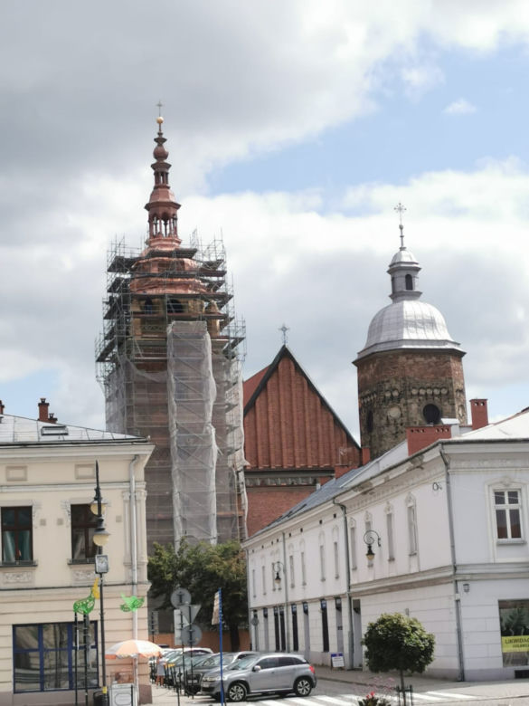 Jedna z wież Bazyliki św. Małgorzaty już prawie gotowa