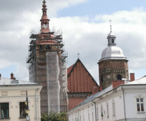 Jedna z wież Bazyliki św. Małgorzaty już prawie gotowa