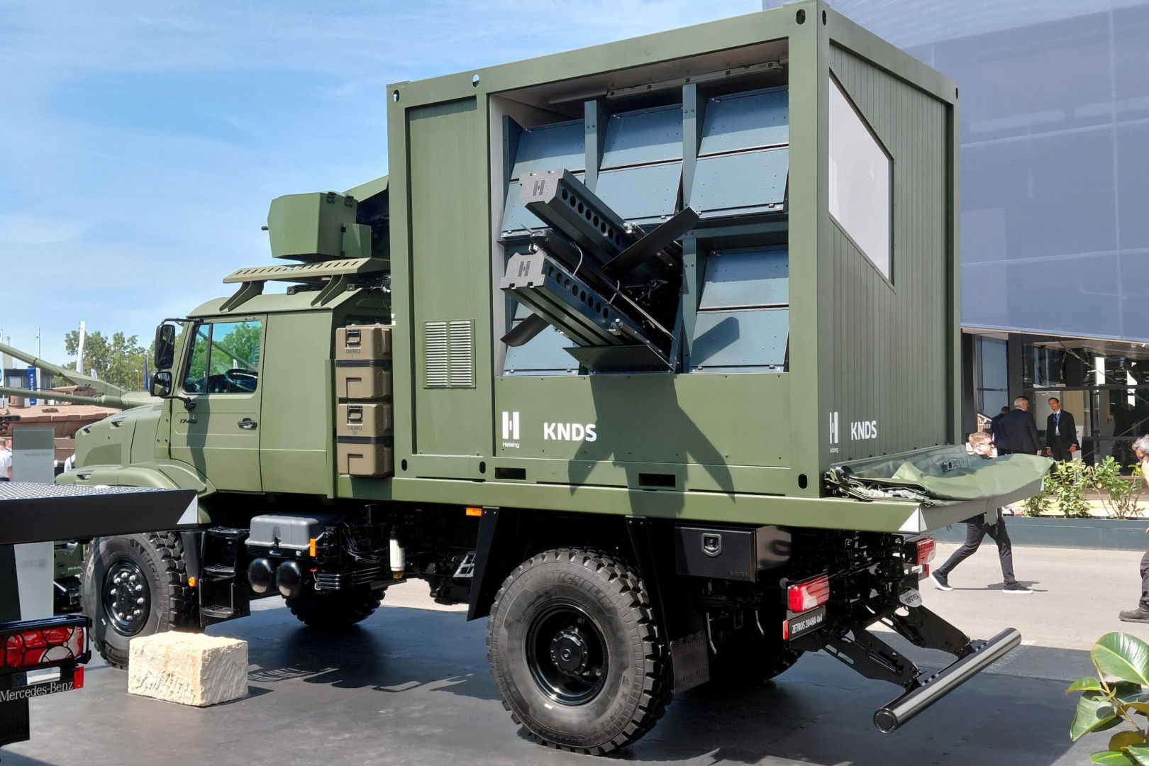 Mercedes Zetros z wyrzutnią dronów HX-2