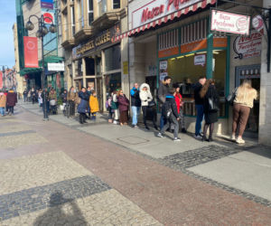 Tak wrocławianie obchodzili Tłusty Czwartek. Nie starczyło pączków! [ZDJĘCIA]