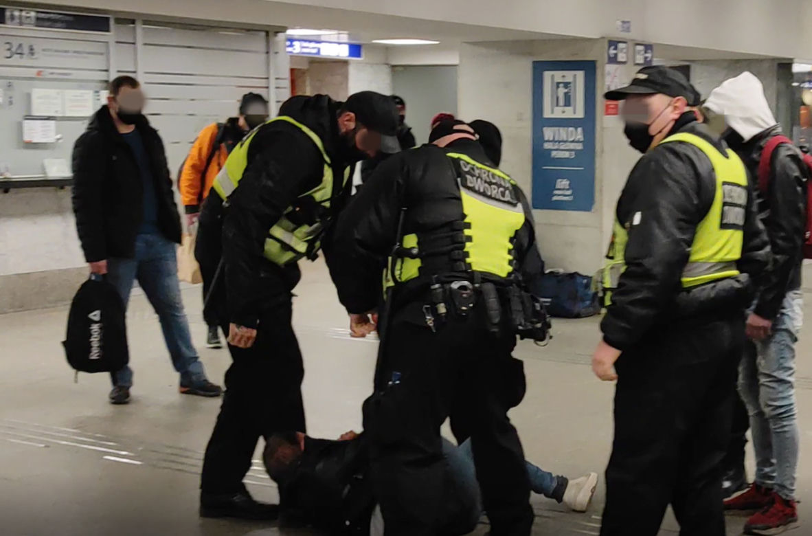 Warszawa. Bestialska interwencja ochrony na oczach policji [WIDEO]