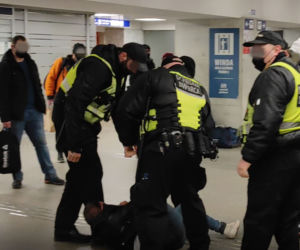 Warszawa. Bestialska interwencja ochrony na oczach policji [WIDEO]