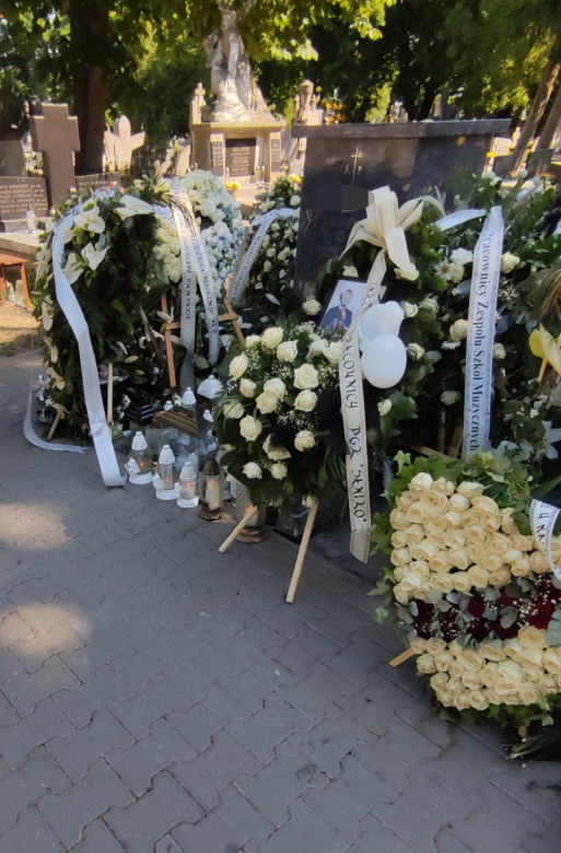 Przepiękny pomnik i morze białych kwiatów upamiętnia śmierć rodziny z Włocławka