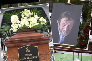 Na pogrzebie Edwarda Linde-Lubaszenki nie było urny! W kościele wystawiono drewnianą, zdobioną trumnę. Tak pożegnano wielkiego aktora