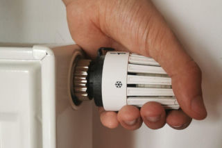 Marzną we własnych domach! Ponad 100 tys. osób na Pomorzu boryka się ze skutkami awarii. „Trzeba się odpowiednio ubrać”