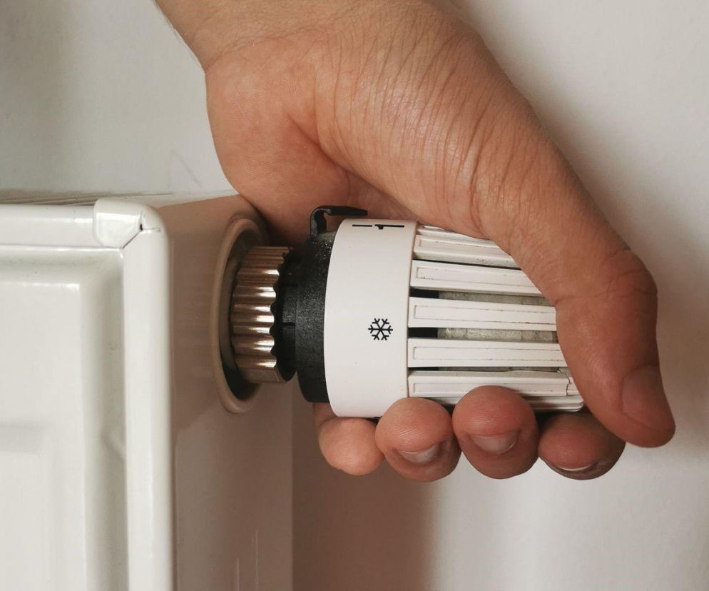 Marzną we własnych domach! Ponad 100 tys. osób na Pomorzu boryka się ze skutkami awarii. „Trzeba się odpowiednio ubrać”