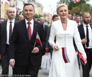 Para prezydencka rozdawała flagi w Warszawie. Tak świętowali dzień flagi