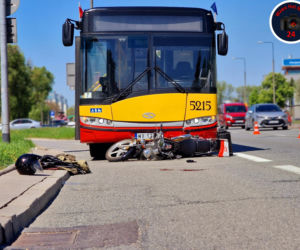 Motocyklista zderzył się z autobusem miejskim na Łopuszańskiej