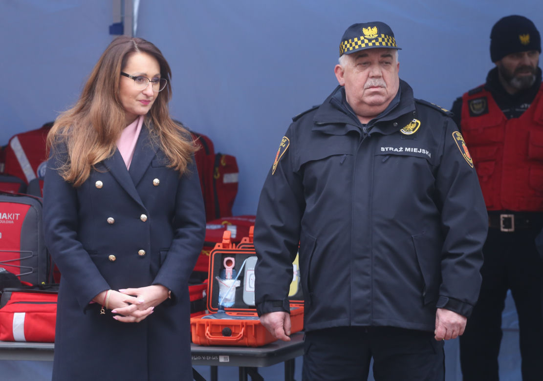 Strażnicy pokazali nowy sprzęt. Do funkcjonariuszy trafiły nowe defibrylatory