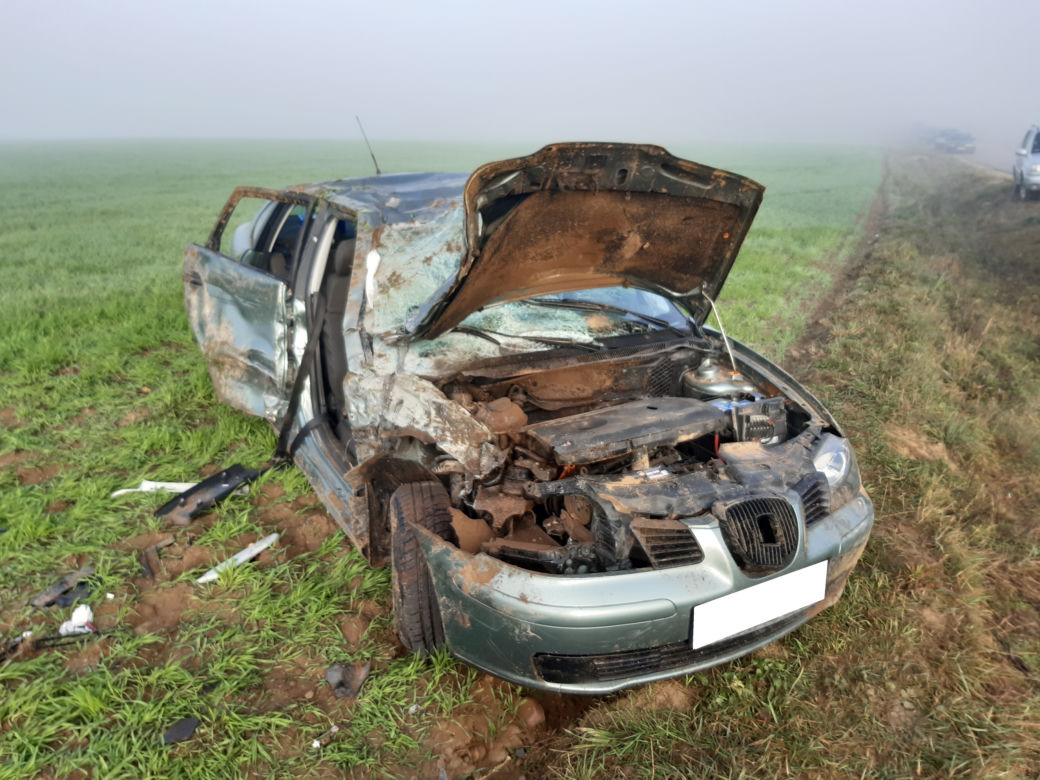 Podlaskie. Kierowca ciągnika nie zauważył seata z powodu mgły. 5 osób w szpitalu