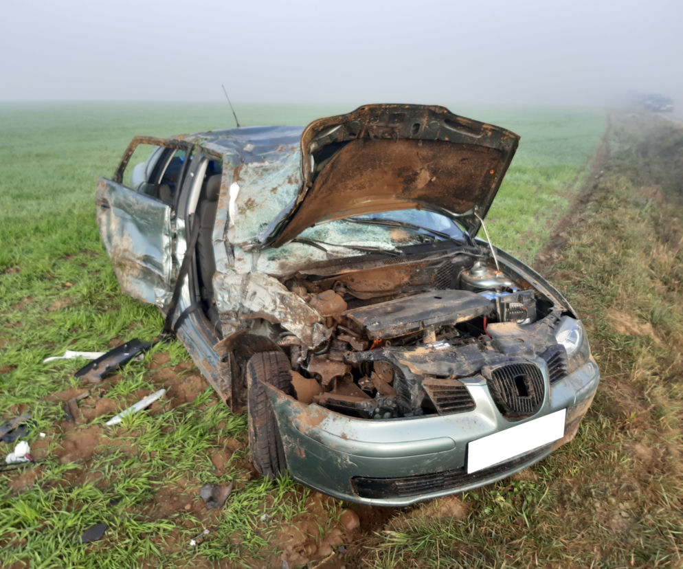 Podlaskie. Kierowca ciągnika nie zauważył seata z powodu mgły. 5 osób w szpitalu