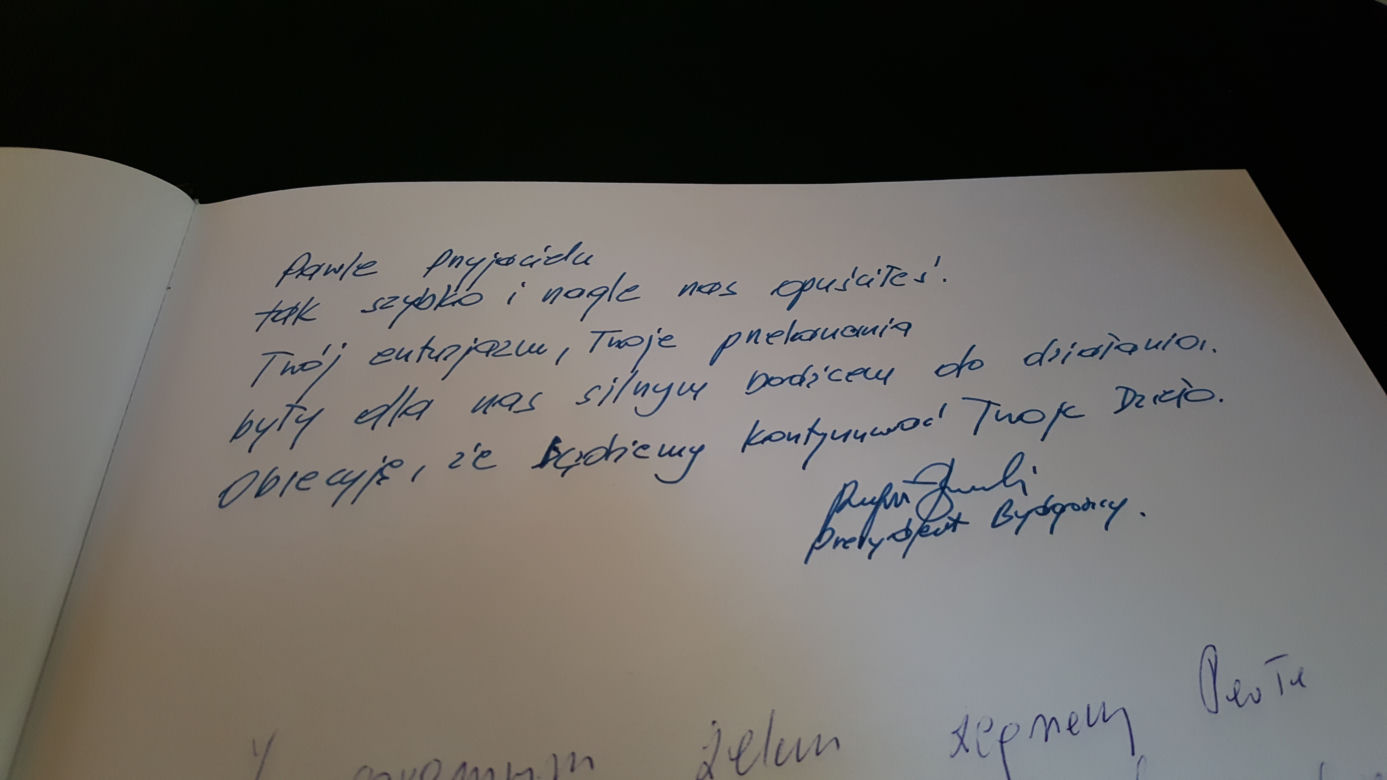 Księga kondolencyjna w bydgoskim ratuszu