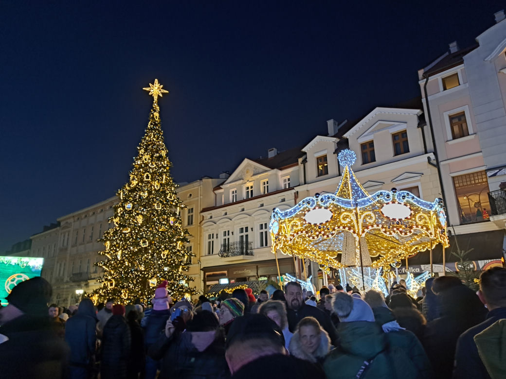 Świąteczne Miasteczko w Rzeszowie. Rynek rozbłysnął milionem światełek!