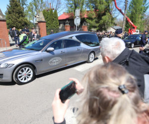 Karawany z wieńcami przyjechały na pogrzeb Łukasza Litewki