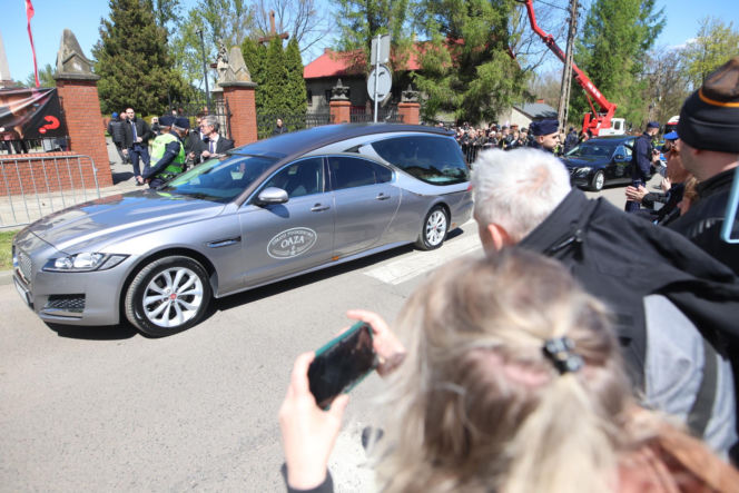 Karawany z wieńcami przyjechały na pogrzeb Łukasza Litewki