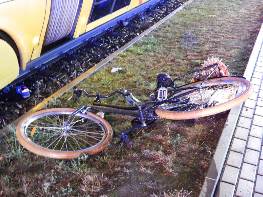 40-letnia rowerzystka wciągnięta pod pędzący tramwaj. „Liczne obrażenia ciała”