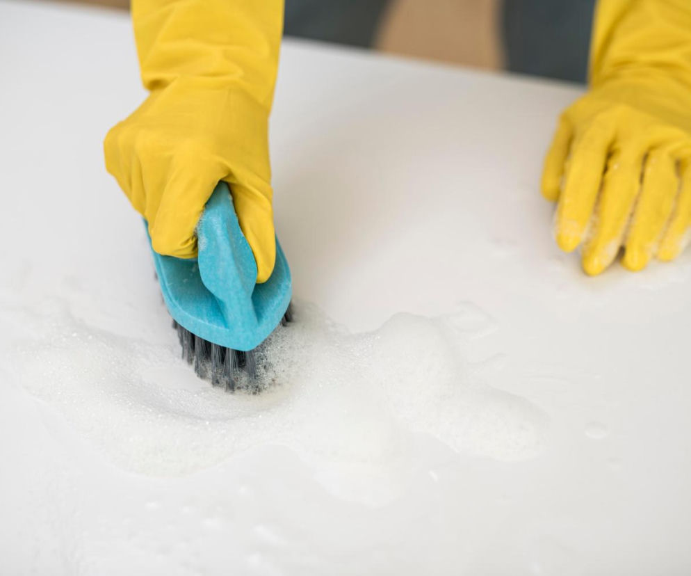 Na materacu łóżka pojawiły się żółte zacieki? Te domowe metody sprawią, że znikną bez śladu