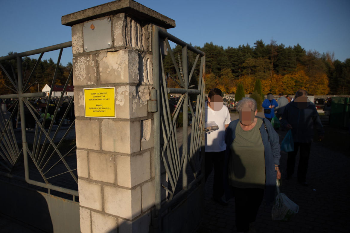 Cmentarz w Trzebini na którym zapadlisko pochłonęło groby, został otwarty na Wszystkich Świętych
