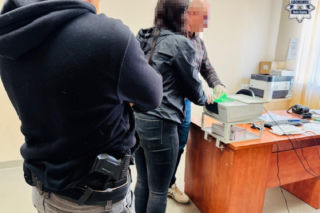 Para skatowana na ulicy. 17-latka złamała nos 20-latkowi, spędzi święta w areszcie