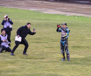 PRES Grupa Dewloperska Toruń - Abramczyk Polonia Bydgoszcz, zdjęcia kibiców i zawodników z pożegnania Adriana Miedzińskiego