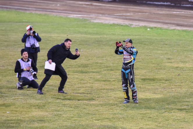 PRES Grupa Dewloperska Toruń - Abramczyk Polonia Bydgoszcz, zdjęcia kibiców i zawodników z pożegnania Adriana Miedzińskiego