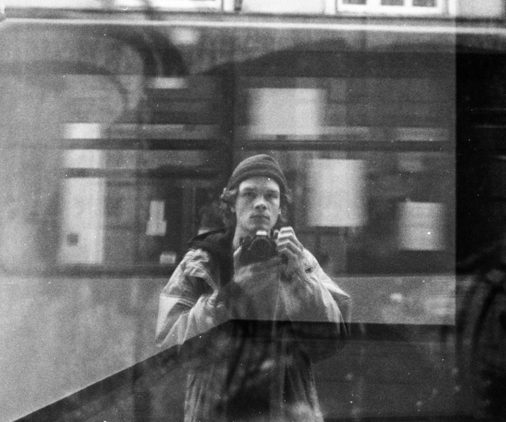 mlody fotograf
