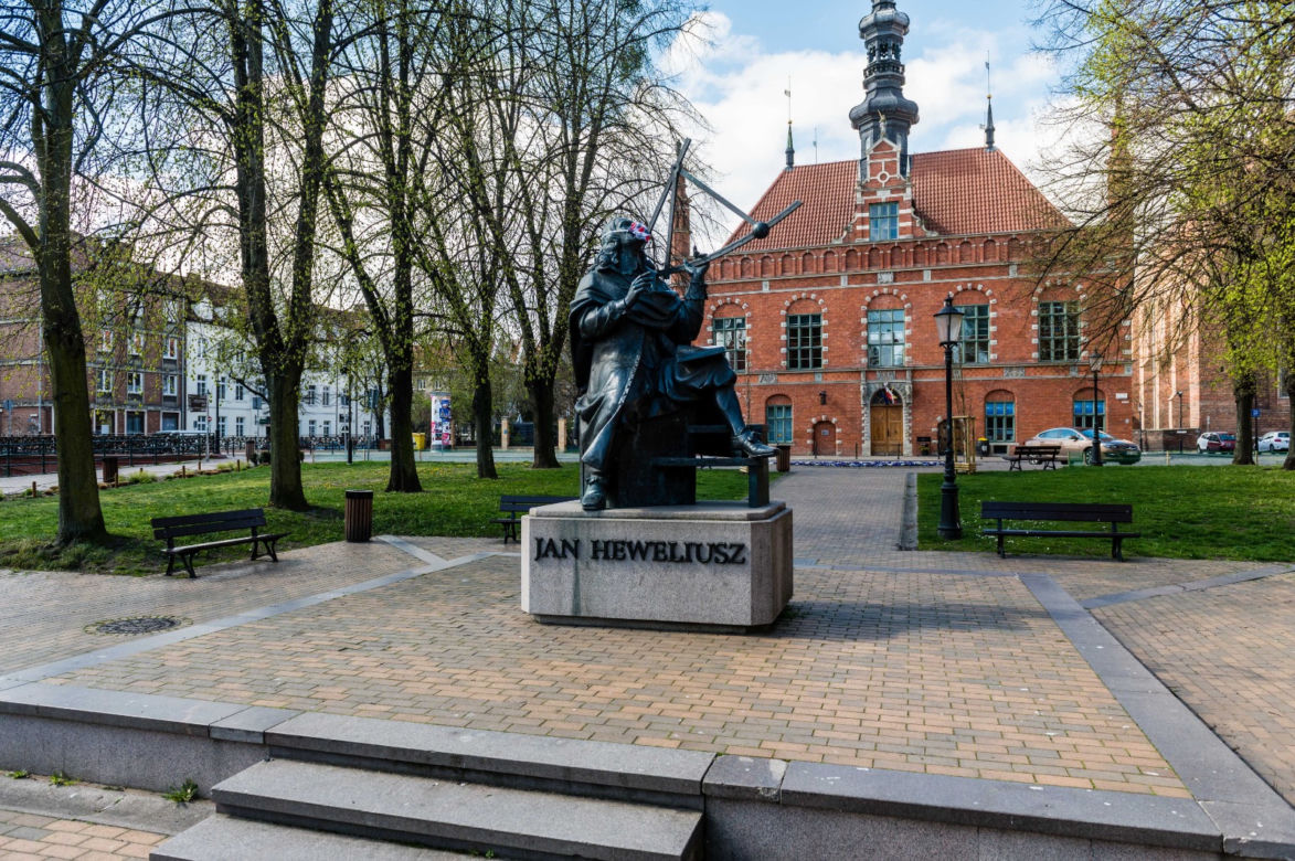 Król, Neptun i astronom przypominają o noszeniu maseczek