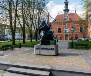 Król, Neptun i astronom przypominają o noszeniu maseczek
