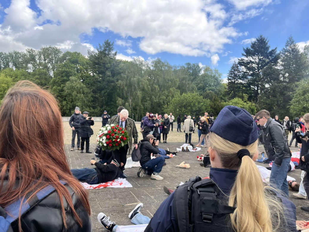 Antywojenny protest na Cmentarzu Żołnierzy Radzieckich w Warszawie