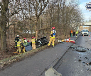 Zjechał na przeciwny pas. Trzy osoby poszkodowane w wypadku