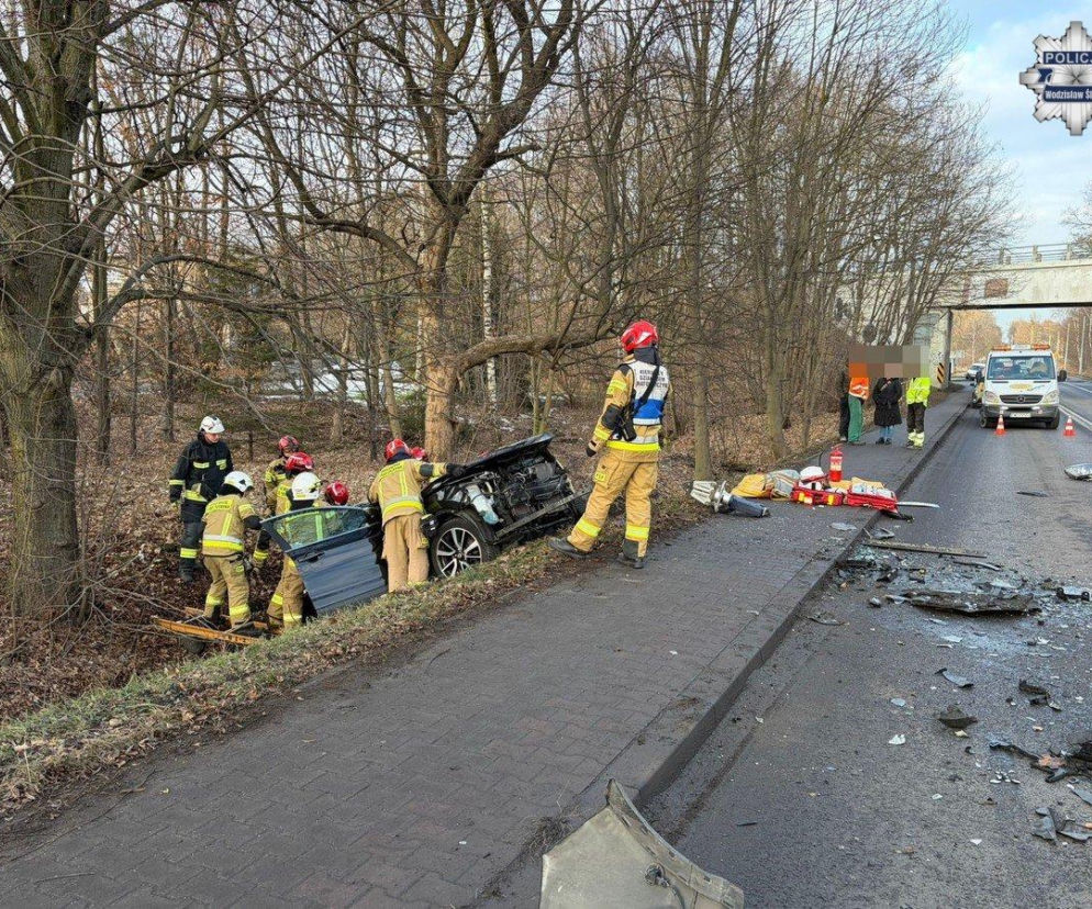 Poważny wypadek w Wodzisławiu Śląskim. Taksówka w rowie po zderzeniu