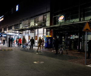 Wielkie kolejki do sklepów przed Wielkanocą