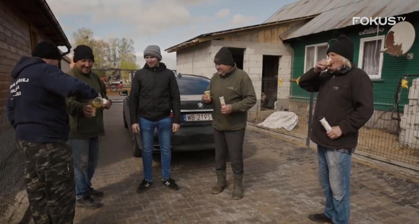 Rolnicy. Podlasie. Andrzej z Plutycz świętuje. Feta jak na otwarciu gminnej drogi. Przecięcie wstęgi, BMW i szampan
