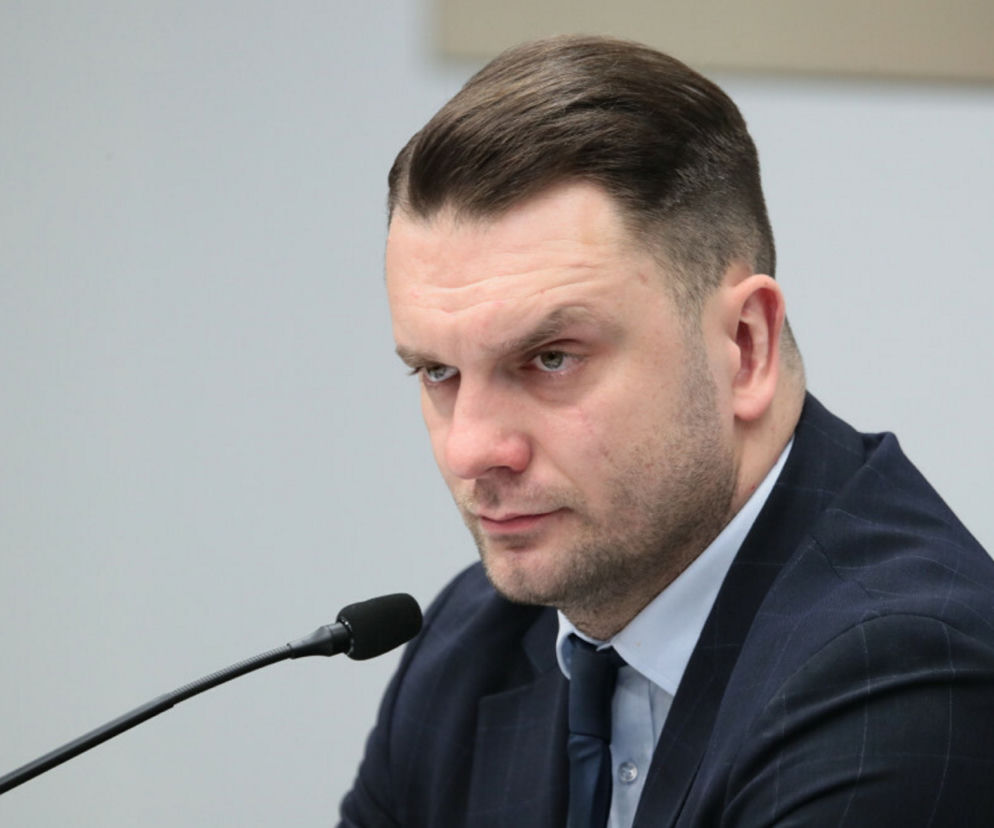 Ale cyrk! Nagle Łukasz Mejza zerwał się i wyszedł. Przerwał własną konferencję