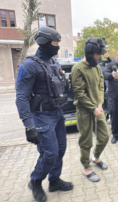 19-latek dokonał ataku w szkole w Ostrołęce. Został doprowadzony do prokuratury
