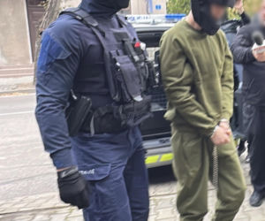 19-latek dokonał ataku w szkole w Ostrołęce. Został doprowadzony do prokuratury