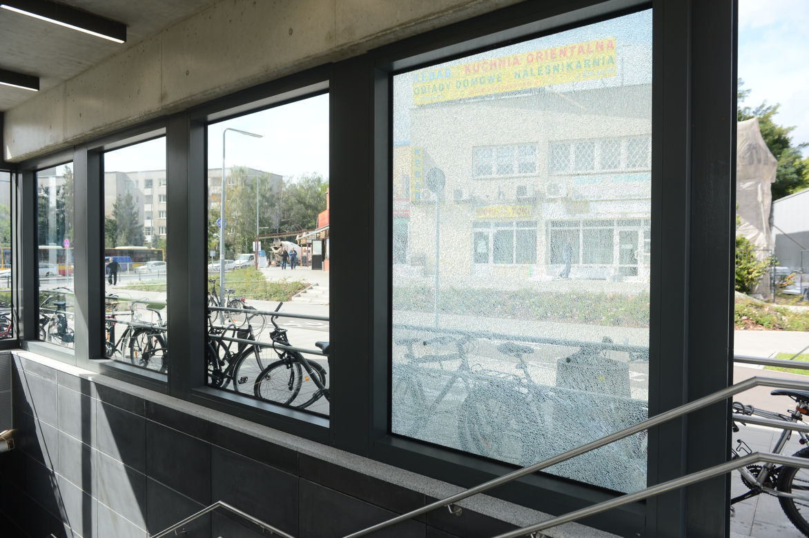 Zbita szyba na nowootwartej stacji Metro Trocka