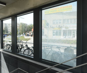 Zbita szyba na nowootwartej stacji Metro Trocka
